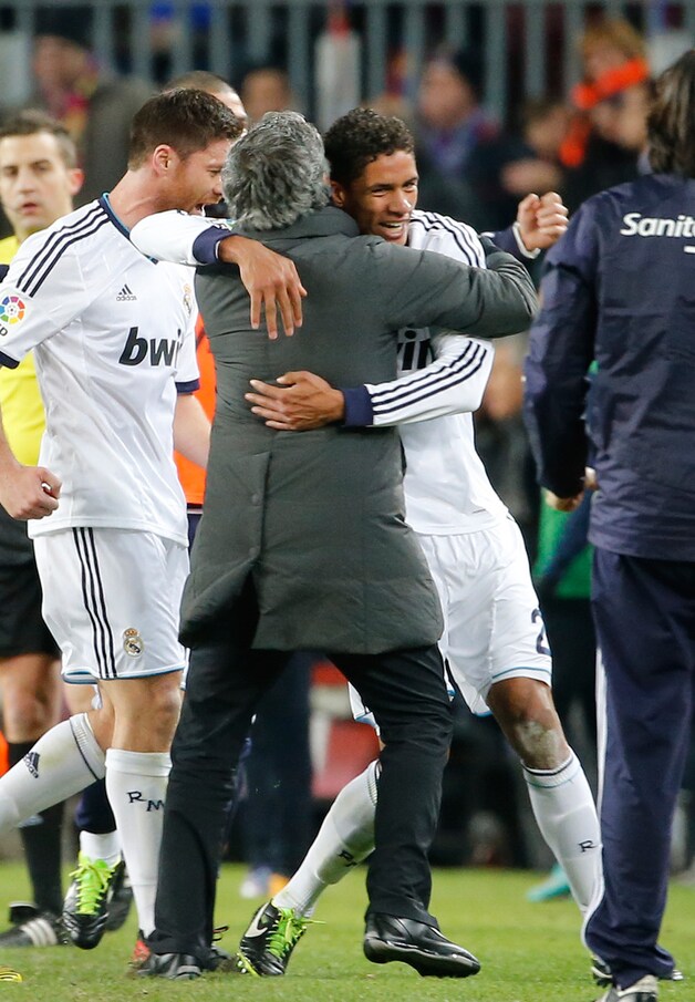 Raphael Varane in de armen van Mourinho na de 0-3.