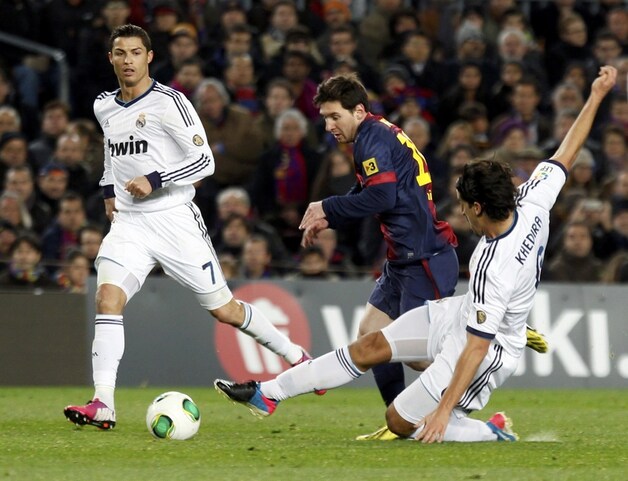 Khedira stopt Messi af. De Argentijn liet het net als vorige week in Milaan afweten.