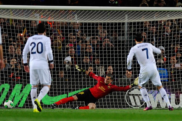 13': Ronaldo zet de elfmeter feilloos om: 0-1.