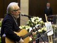 Jean Blaute speelt een lied op de afscheidsplechtigheid.