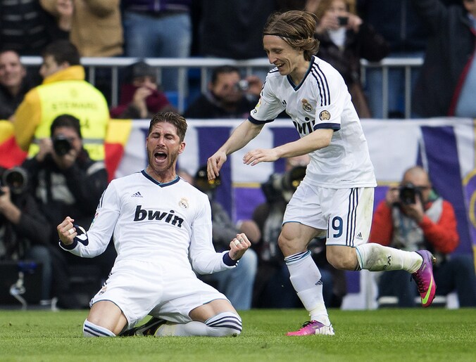 Sergio Ramos scoorde tien minuten voor tijd het winnende doelpunt, Modric viert mee.