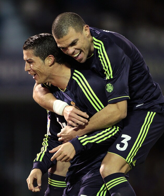 Pepe op de rug van Ronaldo. De Portugees zit aan 26 goals in de Primera Division.