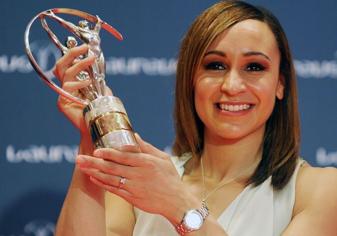 Jessica Ennis pronkt met haar Laureus-trofee als Sportvrouw van het Jaar.