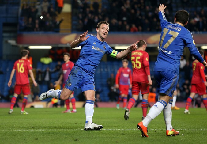Terry en Hazard vieren de belangrijke 2-1 net na de pauze.