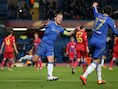 Terry en Hazard vieren de belangrijke 2-1 net na de pauze.
