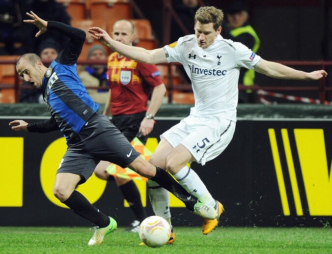 Vertonghen in een stevig duel met de Argentijnse spits Palacio.