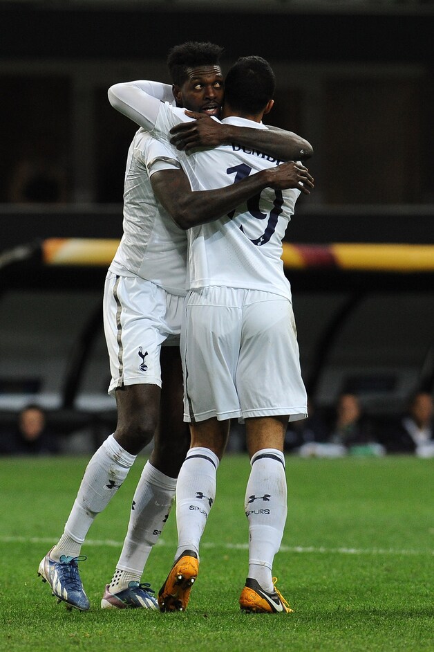 Adebayor dankt Dembélé voor de inleidende actie.