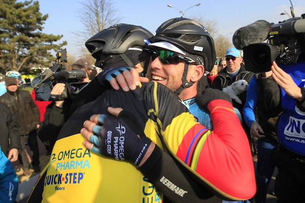Boonen en 'Cav' vallen elkaar in de armen na de finish.