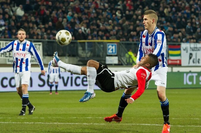 Vilhena schiet acrobatisch op het doel van SC Heerenveen.