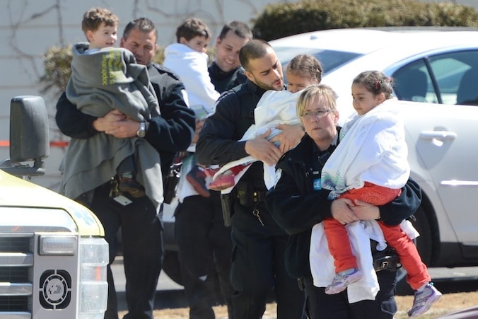 Politieagenten evacueren 53 kinderen van de crèche in Gatineau, waar een schietpartij plaats had.