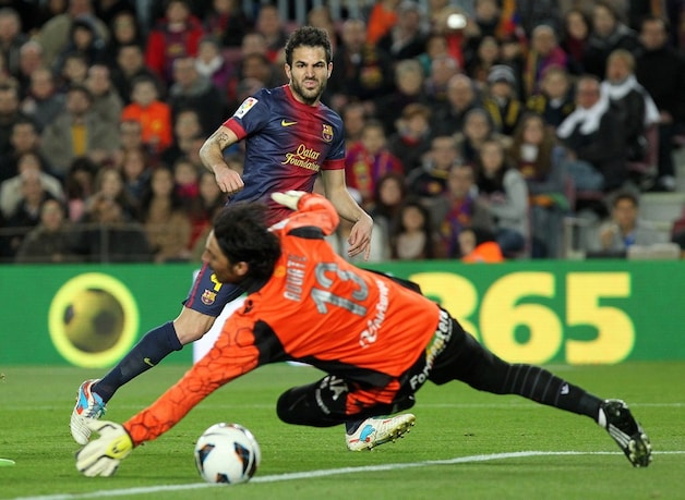 Fabregas laat Dudu Aouate geen kans.