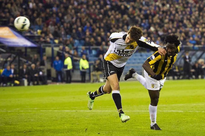 Wilfried Bony kopt de 1-0 achter Ten Rouwelaar.