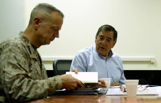 Generaal John Allen (links) en Leon Panetta, Defensieminister van de VS.