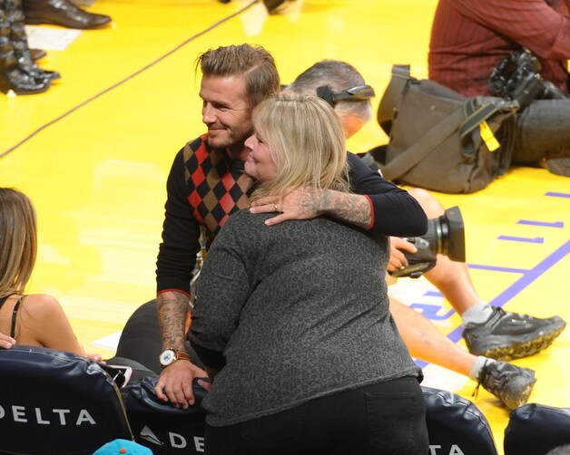 Toeschouwer David Beckham gaat op de foto met een fan.