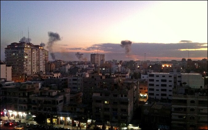 Rook stijgt op uit Gaza-stad.