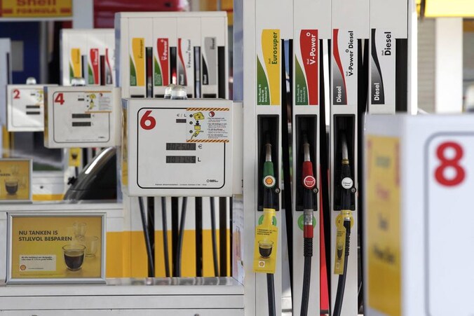 De index daalde in november vooral door prijsdalingen voor benzine, diesel, huisbrandolie, vakantiedorpen en vers fruit.