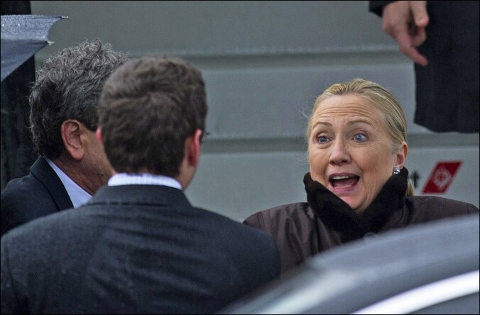 De Amerikaanse ambassadeur Gutman wachtte Clinton op.