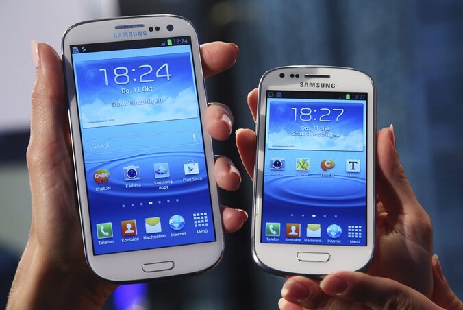 Een Samsung Galaxy S3 en een S3 mini.