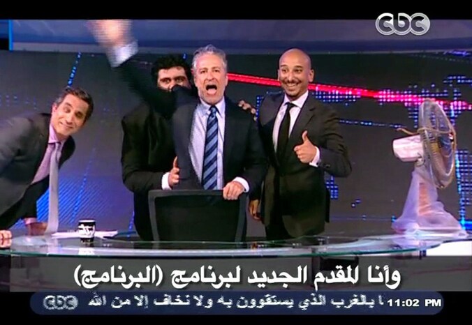 Jon Stewart (midden) vrijdag op de Egyptische tv.