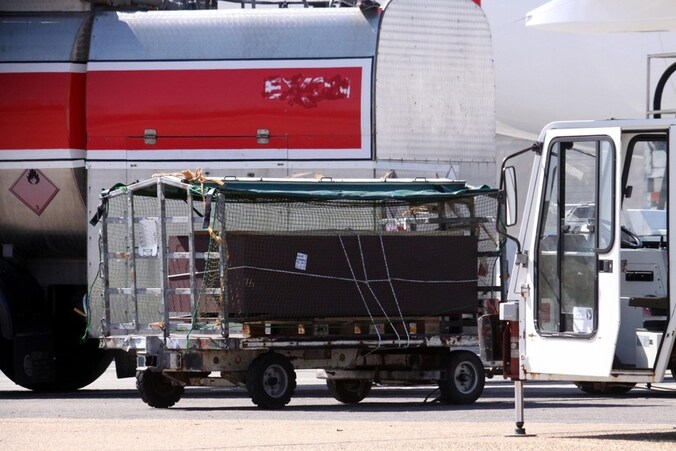 De kist met het stoffelijk overschot van James Gandolfini zondag op de luchthaven Fiumicino in Rome.