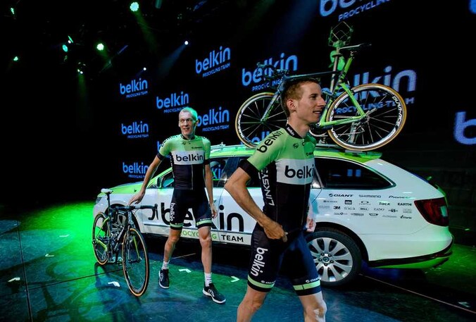 Robert Gesink (links) en Bauke Mollema tijdens de presentatie van het Tour de France-team en de nieuwe outfit van de Belkin wielerploeg.