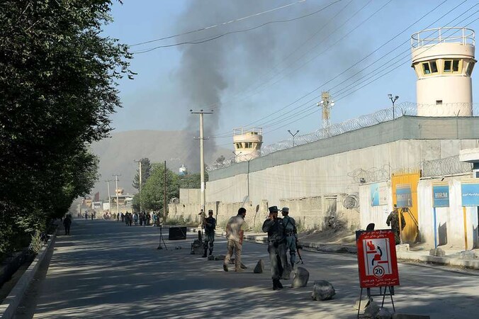Afghaanse veiligheidstroepen dinsdagochtend in Kabul bij het door talibanstrijders onder vuur genomen presidentiële paleis.
