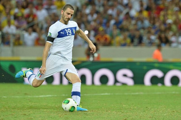 Bonucci schoot zijn strafschop hoog over.