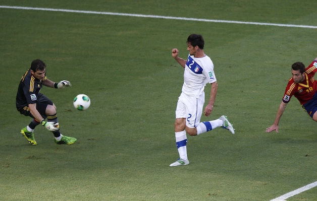 Een misverstand tussen Alba en Casillas wordt net niet afgestrafd door Maggio.