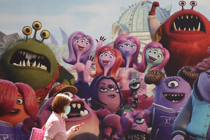 Affiche voor Monsters University op straat in Singapore.