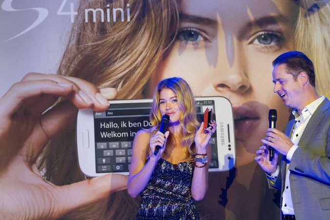 Doutzen Kroes op de lancering van de Samsung Galaxy S4 mini.