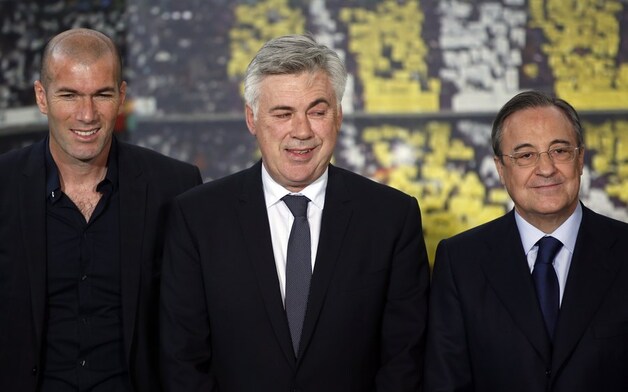 Assistent-coach Zidane, hoofdcoach Ancelotti en voorzitter Perez.