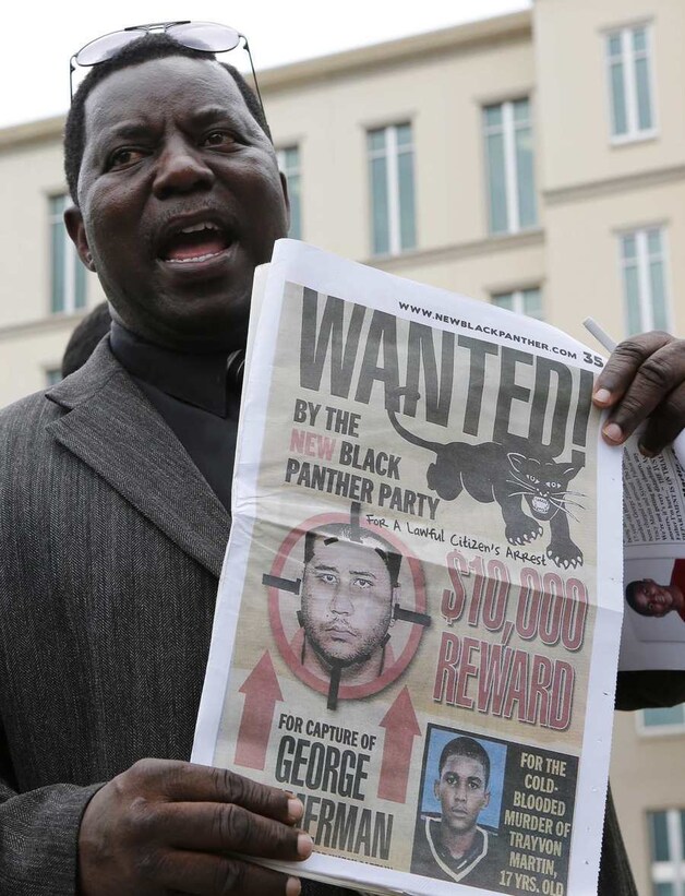 Een vertegenwoordiger van de New Black Panther-partij demonstreert vrijdag bij de rechtbank in Seminole, waar de jury beraadslaagt over het oordeel.