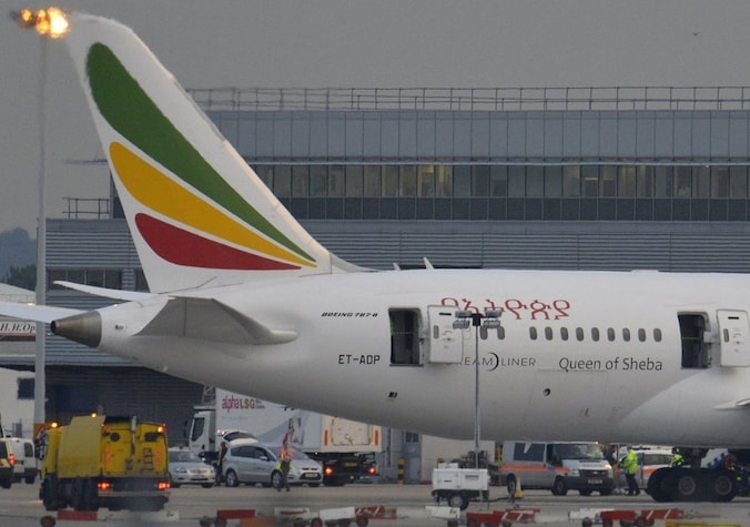 De Dreamliner vrijdag op Heathrow nadat de brand was geblust.