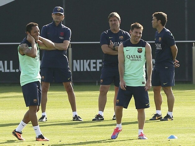 Joan Francesc Ferrer (beter bekend als 'Rubi') neemt wellicht tijdelijk Vilanova's taken over. Op deze foto staat hij rechts achter Messi.