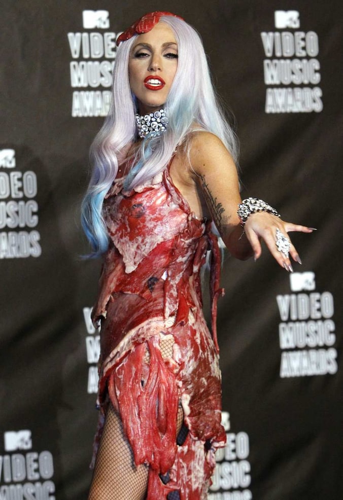Gaga in haar vleesjurk.