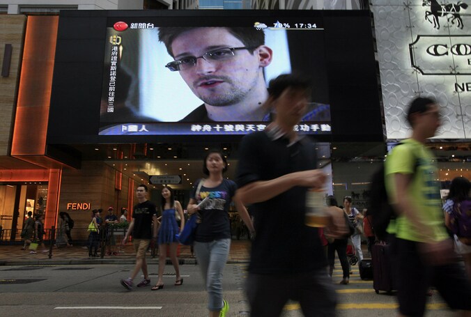 Edward Snowden is te zien op grote schermen in Hong Kong