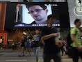 Edward Snowden is te zien op grote schermen in Hong Kong