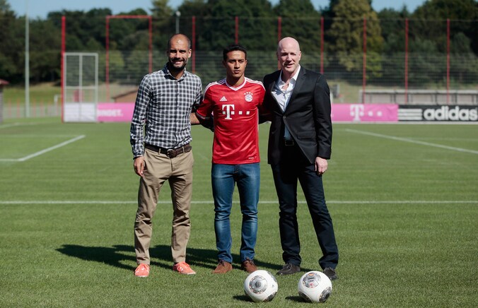 Topaankoop Thiago Alcantara tussen Pep Guardiola (l.) en Matthias Sammer.