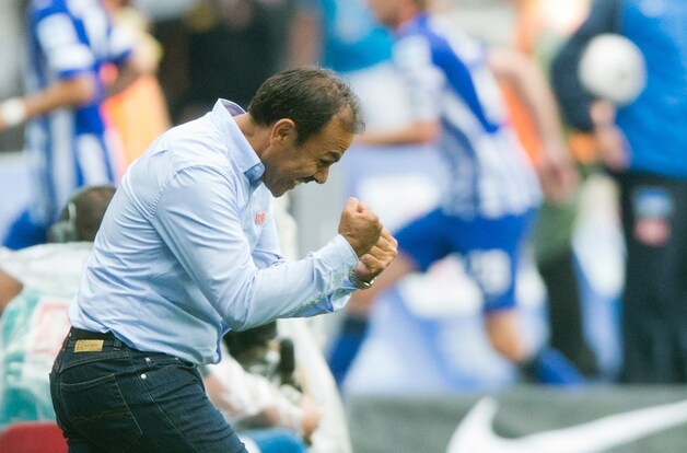 Jos Luhukay, de Nederlandse coach van Hertha, balt de vuisten