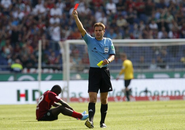 Felix Brych trok twee keer rood voor de bezoekers in Hannover-Wolfsburg...