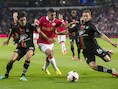 Zakaria Bakkali (midden) van PSV slalomt tussen Kevin Conboy (rechts) en Navarone Foor van NEC door.