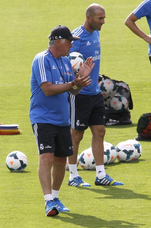 Carlo Ancelotti en assistent Zinedine Zidane.