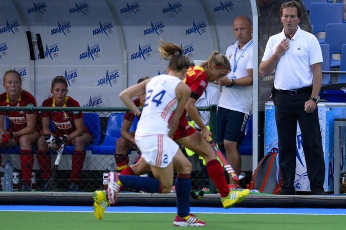 Bondscoach Pascal Kina stond de hele match luidkeels aanwijzingen te geven