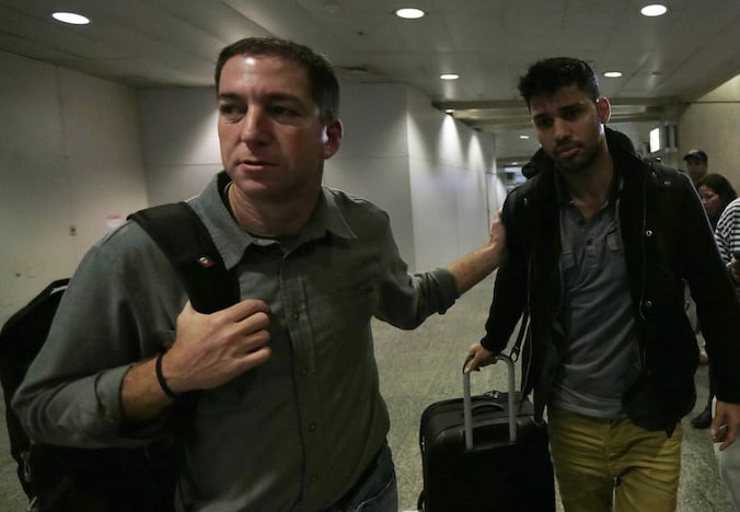 David Miranda, rechts, werd vanmorgen door zijn partner en journalist Glenn Greenwald opgewacht op de luchthaven van Rio de Janeiro.