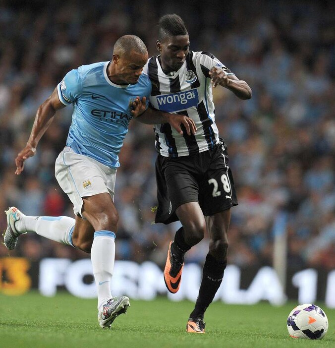 Kompany in duel met Ameobi.