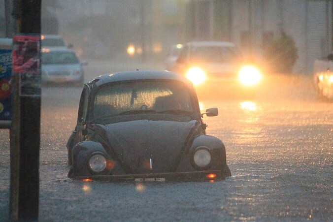 De storm zette straten in havenstad Veracruz onder water.