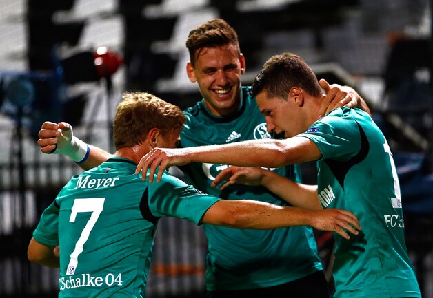Julian Draxler (r) juicht met Szalai en Meyer (l). Draxler was de redder van dienst voor de Königsblauen.