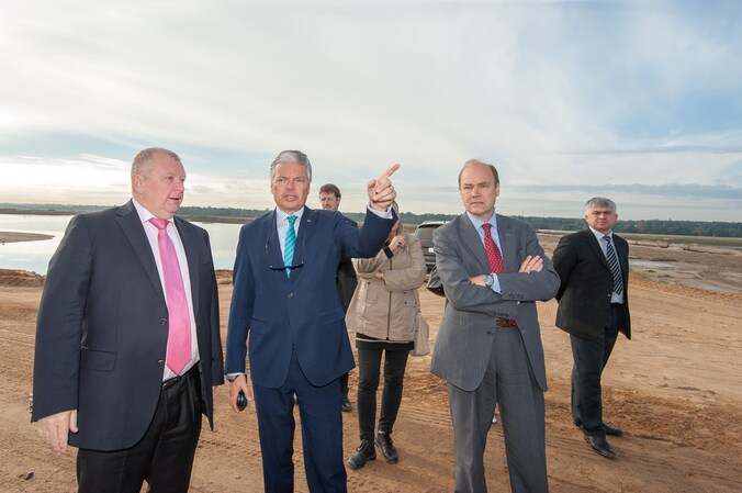 Reynders bracht vandaag een bezoek aan de toekomstige haven van Bronka.
