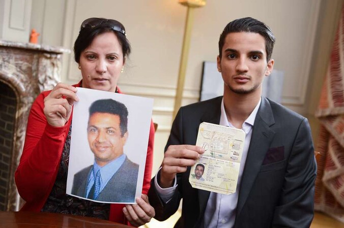 Vrouw en zoon van de getuige, met zijn foto en Belgisch paspoort.