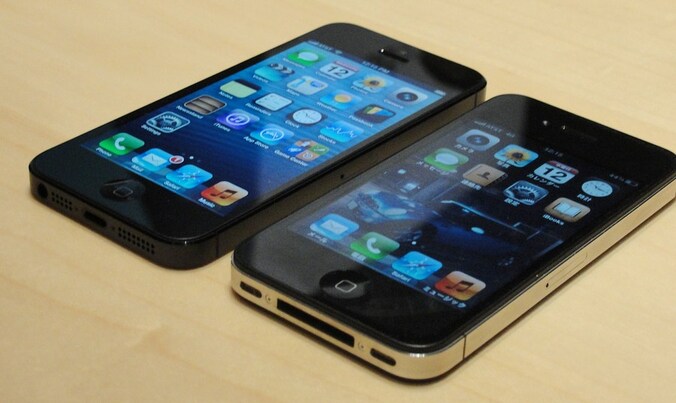 De iPhone 5 en voorganger iPhone 4S naast elkaar.